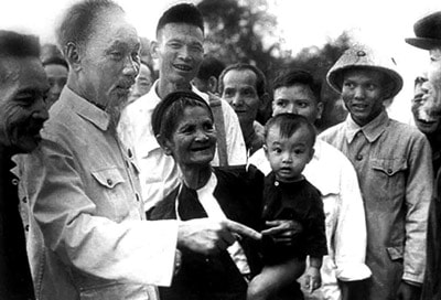 Bà con làng Sen, xã Kim Liên đón Chủ tịch Hồ Chí Minh về thăm lại quê nhà