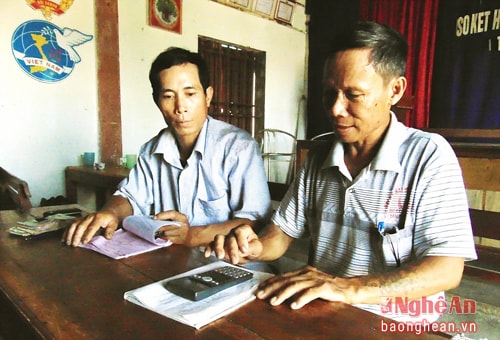  Bí thư chi bộ Hồ Văn Thành (phải) gương mẫu trong mọi phong trào.