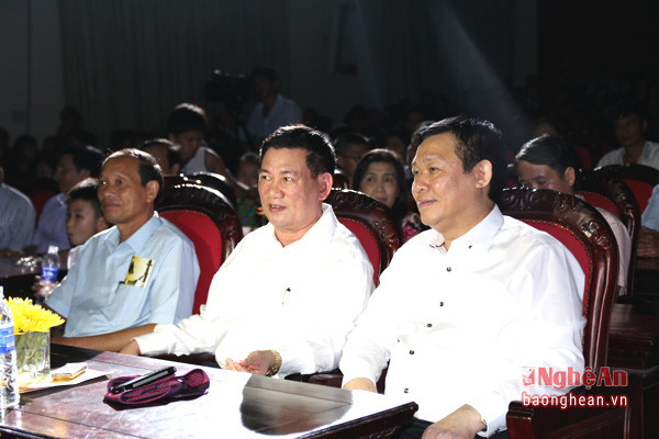 Đồng chí Vương Đình Huệ, Uỷ viên Bộ Chính trị, Phó Thủ tướng Chính phủ đến với đêm nhạc với tư