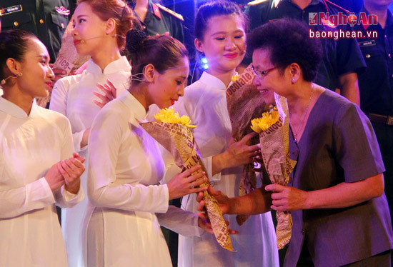 Bà Ngô Huyền Lâm - vợ nhạc sỹ An Thuyên tặng hoa cảm ơn các nghệ sỹ, diễn viên tham gia đêm nhạc