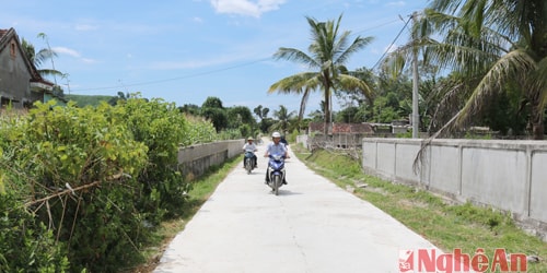 Những con đường bê tông phẳng lỳ, rộng thênh thang trải dài tới từng ngõ xóm.