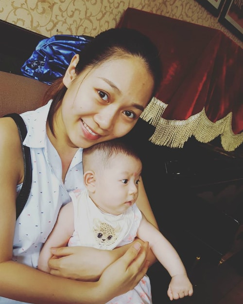 Khi chơi đùa, Lam Giang thường kể chuyện, hát cho bé nghe, đặc biệt, cô không cho con tiếp xúc với các thiết bị điện tử như Tivi, Ipad, điện thoại.