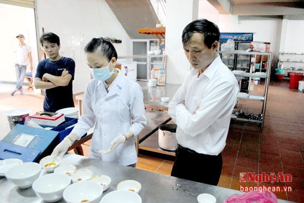 Đoàn kiểm tra Chi cục ATVSTP kiểm tra các nhà hàng, cơ sở chế biến thức ăn nhanh.