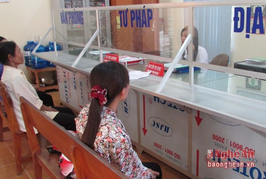 Bộ phận một cửa xã Nghĩa Liên bố trí rộng rãi, tạo điều kiện cho người dân đến làm thủ tục hành chính