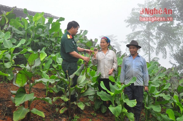 Bộ đội biên phòng phối hợp tuyên truyền phòng, chống di dịch cư ở xã Huồi Tụ (Kỳ Sơn). 