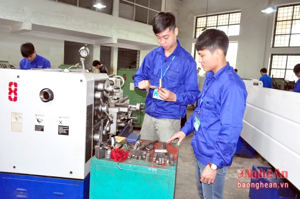 Sinh viên Trường Đại học Sư phạm kỹ thuật Vinh trong giờ thực hành tiện.