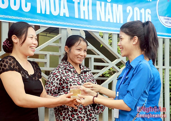 Tình nguyện viên thông tin cho người nhà thí sinh về nhà trọ miễn phí.