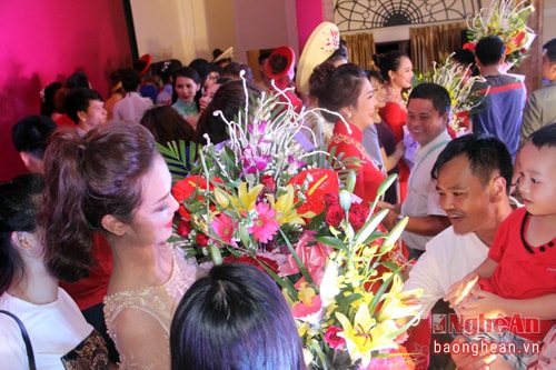 Vỡ òa niềm vui.