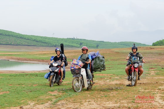 Tinh thần phấn chấn sau một đêm cắm trại, tạm biệt Vệ Vừng, đoàn hướng đến khám phá trải nghiệm những điểm tự nhiên mới ở miền Tây xứ Nghệ.