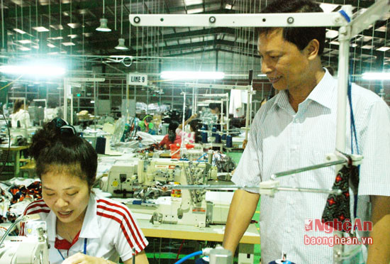 -Nguyễn Trọng Bảy thường tranh thủ thăm, gặp công nhân tại nhà máy may centura Nghệ An để tìm hiểu tâm tư nguyện vọng, phối hợp với chủ doanh nghiệp đảm bảo quền lợi cho người lao động.