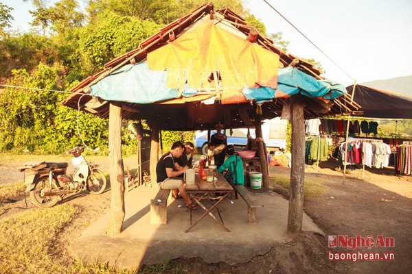 Mỗt góc quán hàng ăn trong chợ Đồng Văn bán hàng ăn sáng cho những người đi chợ sơm. 