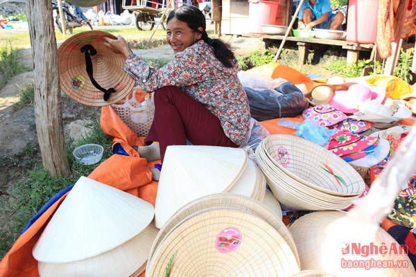 Vùng quê này, người dân vẫn ưa chuộng dùng nón nên hàng nón luôn đắt khách