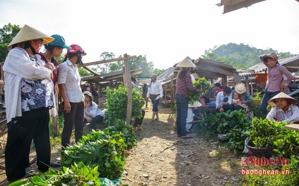 Đồng văn cũng là xã miền núi với nhiều mô hình trồng chè, thói quen uống chè xanh đã ăn sâu vào tiềm thức của người dân…bởi vậy các phiên chợ ko thể thiếu chè xanh.