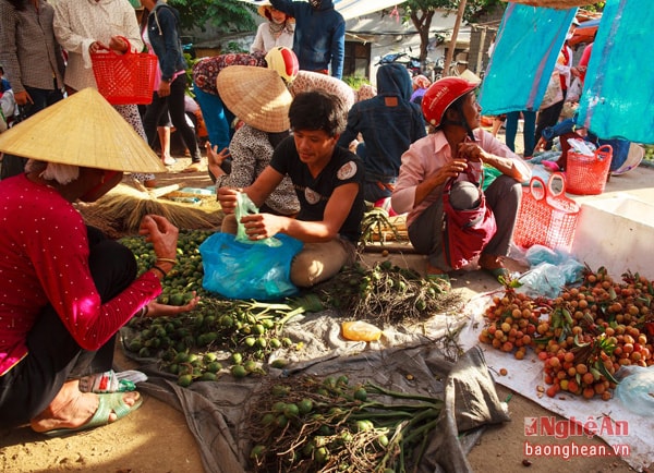 Khu vực bán trái cây chủ yếu là 