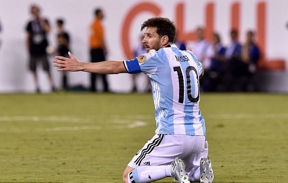 Messi không tin nổi mình đá trượt quả 11m đầu tiên