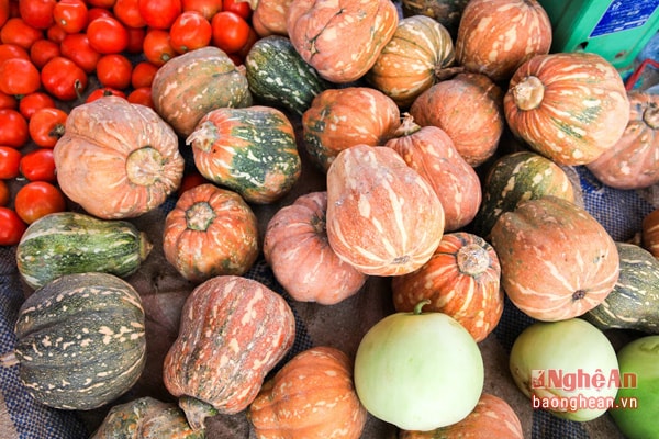 Mang sắc thái chợ quê