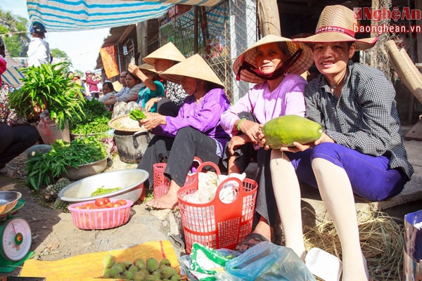 Mua bán, trao đổi đầy tính chất dân dã
