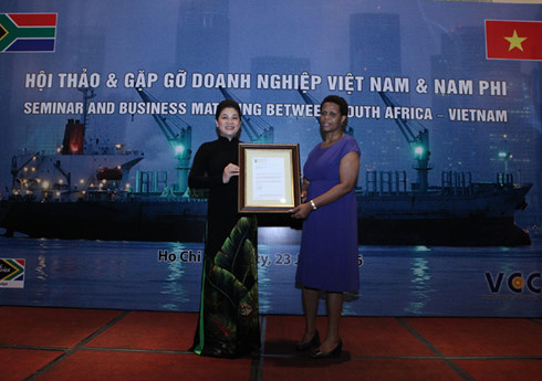 Đại sứ đặc mệnh toàn quyền Cộng hòa Nam Phi tại Việt Nam đã trao thư khen từ chính phủ Nam Phi đến bà Đỗ Thị Kim Liên.