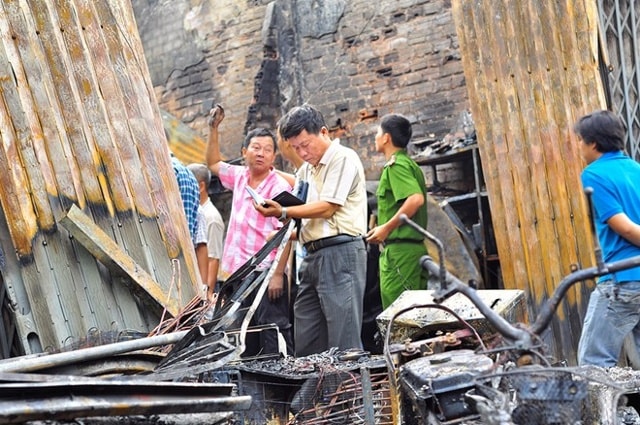 Lực lượng công an ghi nhận hiện trường, điều tra vụ việc. Ảnh: Ngọc An.