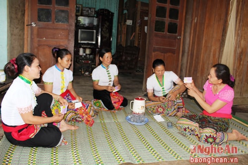 Chị Lộc Thị Đại (ngoài cùng bên phải) nói chuyện với chị em bản Tạ Xiêng về kế hoạch hóa gia đình