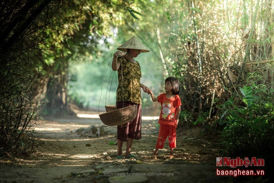 Và hẳn rằng chúng ta đều đang thấy lòng mình ngập tràn nối xúc động khi đứng trước cái hình ảnh quen thuộc này. Hẳn rằng tuổi thơ, chúng ta cũng đã từng ra ngõ chờ đợi mẹ đi làm về như thế. 