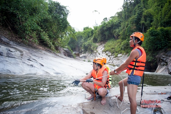 Đầu tiên một số thành viên ngược lên đầu con thác để chuẩn bị cho trò chơi Canyoning ( đu dây trượt thác ).