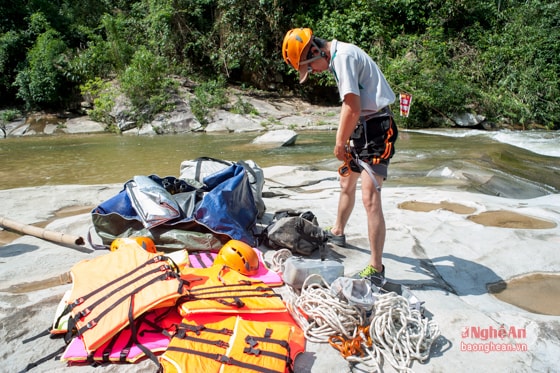 Đầu tiên một số thành viên ngược lên đầu con thác để chuẩn bị cho trò chơi Canyoning ( đu dây trượt thác ).