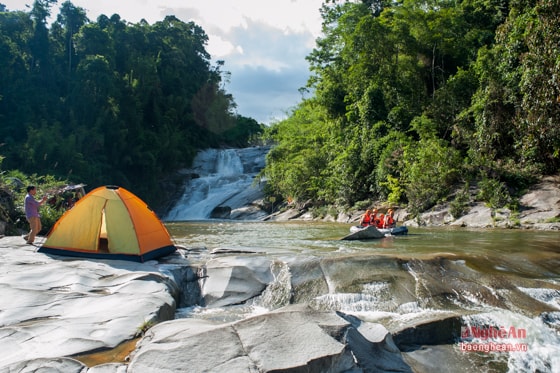 Qua thử thách với trò Canyoning, các phượt thủ lại chuẩn bị trải nghiệm trò Rafting – chèo thuyền vượt thác.