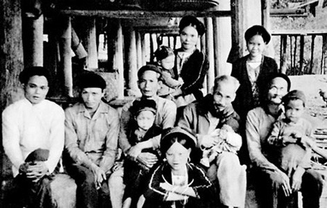 Ở Việt Bắc Bác Hồ thường đến thăm các gia đình người dân tộc