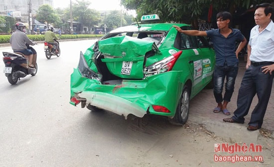 Ta xi bị hư hỏng nặng sau khi bị xe buýt đâm
