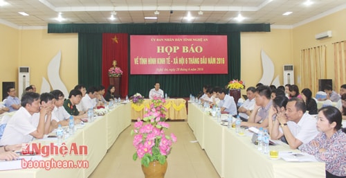 Toàn cảnh họp báo. 