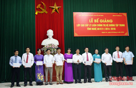 Đồng chí Nguyễn Hữu Lậm trao phần thưởng cho những học viên tích cực, có nhiều đóng góp cho lớp
