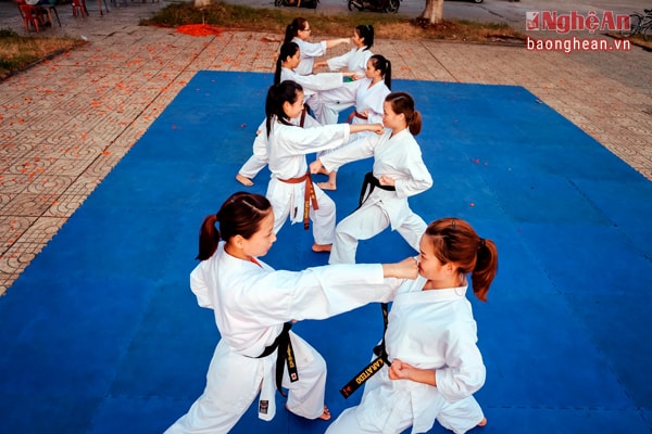 Trong Karate còn có các kỹ thuật đấm móc, các kỹ thuật đấm đá liên hoàn, các đòn khóa, chặn, né, quật ngã và những miếng đánh vào chỗ hiểm. Để tăng sức cho các động tác tấn đỡ, Karate sử dụng kỹ thuật xoay hông hay kỹ thuật kime, để tập trung lực năng lượng toàn cơ thể vào thời điểm tác động của cú đánh.