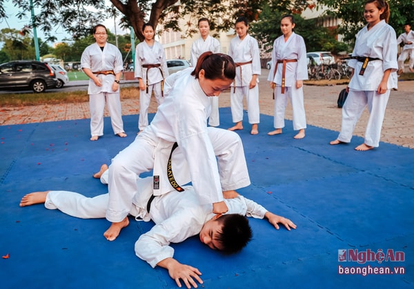 Karate có tiếng là nghệ thuật chiến đấu với các đòn đặc trưng như đấm, đá, cú đánh cùi chỏ, đầu gối và các kỹ thuật đánh bằng bàn tay mở. Trong ảnh là nữ võ sỹ Đinh Thị Lan Hương, đã gắn liền với môn võ gân 7 năm và lên đẳng đai đen từ năm 2011. Với khả năng của mình, Hương dễ dàng hạ gục một đối thủ nam có cân nặng gần gấp rưỡi mình.