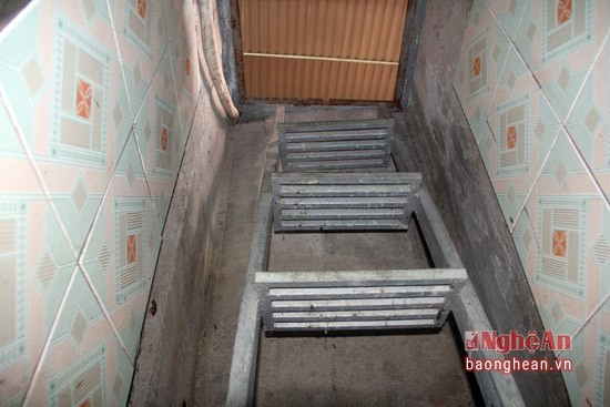 Ở dưới gian bếp của ngôi nhà anh ta xây một chiếc hầm rộng chừng 4 m2, cao khoảng 2,3 m.