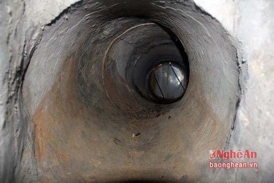 Từ chiếc hầm có một cửa thoát hiểm thông ra con khe nằm phía sau ngôi nhà dài chừng 3 m, có thể cho một người nặng chừng 80 kg dễ dàng tẩu thoát.
