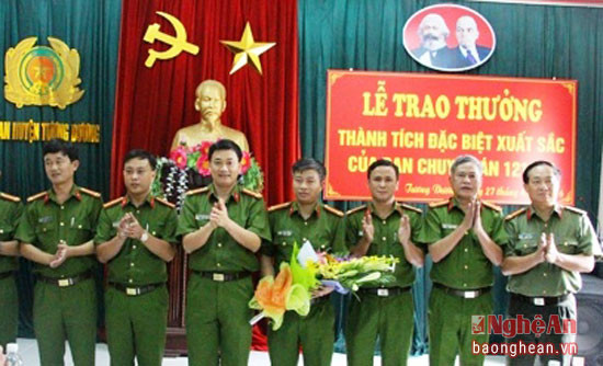 Đại tá Nguyễn Mạnh Hùng- Phó giám đốc công an tỉnh khen thưởng ban chuyên án