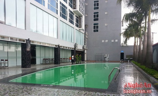 Lực lượng công an kiểm tra bể bơi nơi xảy ra vụ đuối nước thương tâm