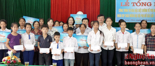 Đại diện lãnh đạo huyện và hội LHPN huyện Nam Đàn trao mái ấm tình thương và học bổng cho các em học sinh.