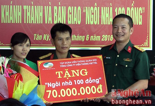 Đại diện Ban thanh niên Tổng công ty viễn thông quân đội Viettel tặng quà cho gia đình thượng úy Nguyễn Hữu Chính.