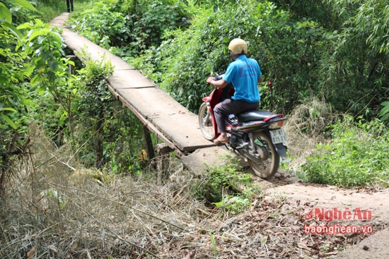 Không có lan can khiến việc đi lại của người dân vô cùng nguy hiểm. Ông Đặng Hồng Mão ở thôn Cây Chanh cho hay: việc qua cầu hàng chục năm qua thực sự là nỗi ám ảnh lớn đối với người dân nơi đây, không ít những vụ tai nạn nghiêm trọng đã xảy ra.