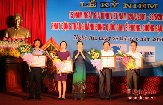 Đồng chí Hoàng Thị Quỳnh Anh, Phó Giám đốc Sở Văn hóa, Thể thao và Du lịch trao bằng khen cho các tập thể xuất sắc