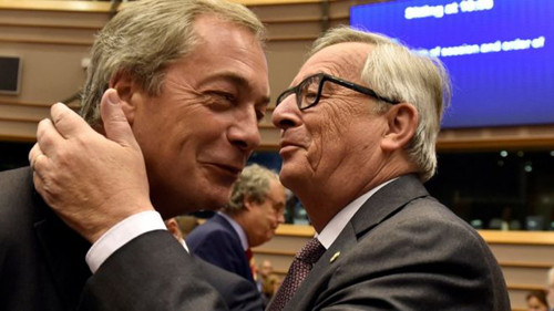 Ông Juncker (phải) chào hỏi thân mật lãnh đạo đảng UKIP Nigel Farage, một nhân vật chủ chốt của phe ủng hộ Brexit.