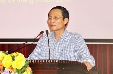 Đồng chí Hoàng Văn Nhiên- Phó Bí thư Đảng ủy Khối CCQ tỉnh quán triệ nội dung Nghị quyết Đại hội Đảng các cấp.