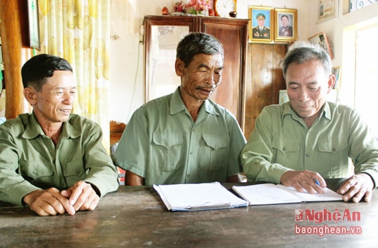 Bác Đậu Ngọc Lờn ( ngoài  cùng bên phải) trao đổi phương thức tuyên truyền với thường vụ Hội CCB xã Quỳnh Liên.