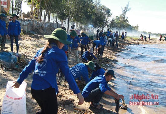 Đoàn viên thanh niên xã Nghi Xuân tổng dọn vệ sinh môi trường ven sông Lam.