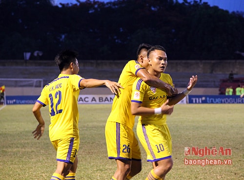 Phi Sơn ăn mừng bàn thắng san bằng tỉ số 1-1. Đây cũng là tình huống duy nhất các cầu thủ SLNA được ăn mừng. 