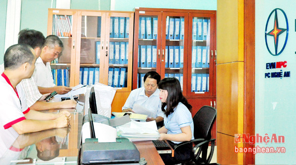 Khách hàng đăng ký sử dụng điện  tại Phòng Kinh doanh - Công ty Điện lực Nghệ An.