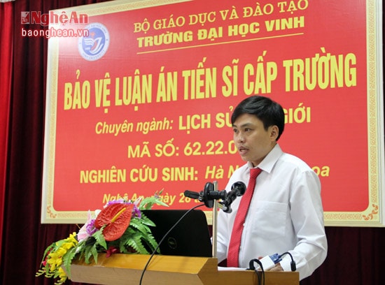 Tiến sỹ, nhà báo Hà Nguyên Khoa trong buổi bảo vệ luận án tiến sỹ của mình.