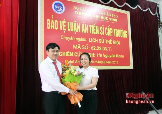 Đồng chí Phạm Thị Hồng Toan, Ủy biên ban chấp hành Đảng bộ tỉnh, Tổng biên tập Báo Nghệ An đã đến dự buổi bảo vệ và tặng hoa chúc mừng nhà báo Hà Nguyên Khoa.